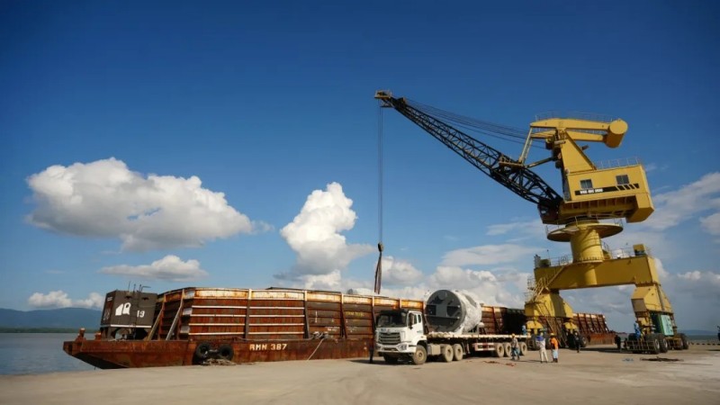 迈入投产“加速度”|suncitygroup太阳新城南加里曼丹产业基地首批设备到港